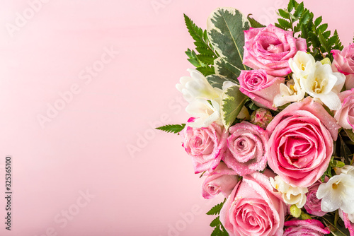 Fotomural Beautiful and tender bouquet of flowers in the hat box, nice present concept
