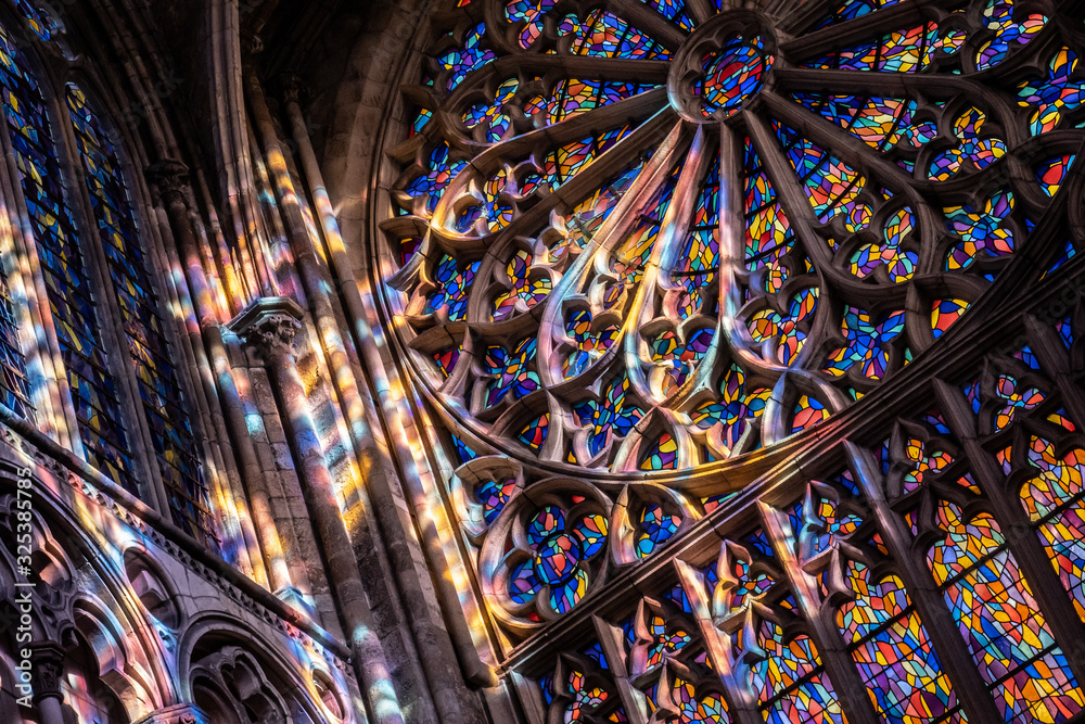 Stained glasses in cathedral Saint Vincent  in Saint-Malo - obrazy, fototapety, plakaty 