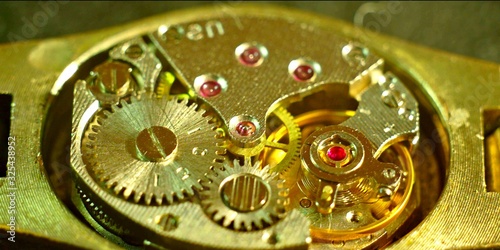 Fotomural Mécanisme doré d'une montre analogique à aiguilles