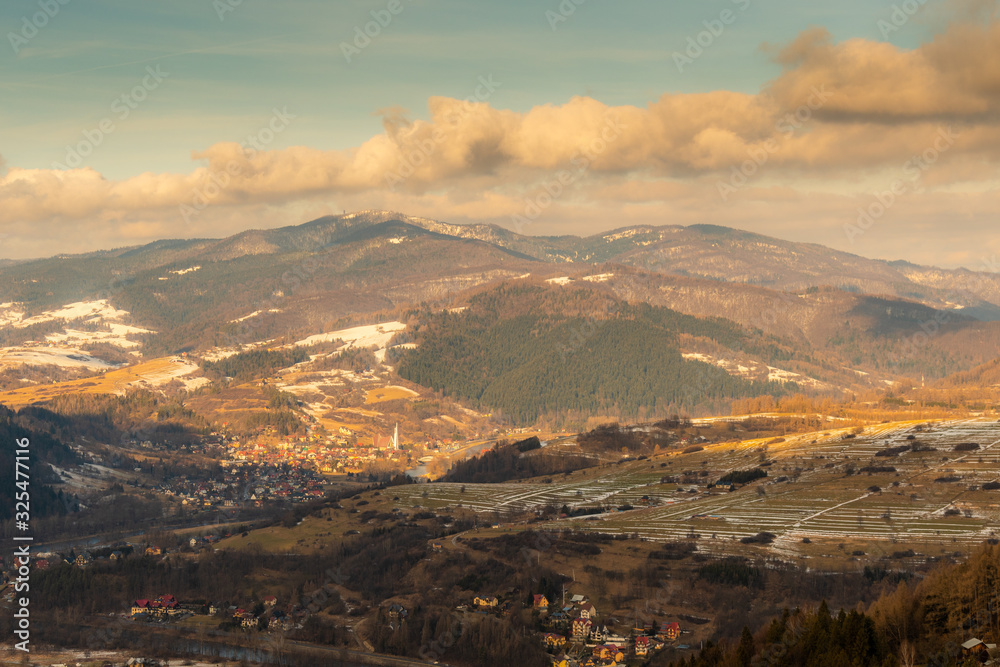 Widok ze szlaku pomiędzy szczytami Palenica i Szafranówka w Pieninach  - obrazy, fototapety, plakaty 
