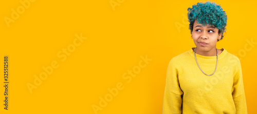 Fotografía young woman hipster isolated on color background