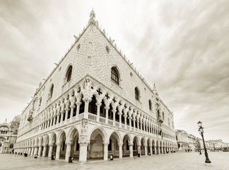 Fototapete - Historical architecture - Doge's Palace in Venice, Italy