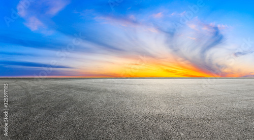 Cuadros en Lienzo Empty race track and beautiful colorful clouds landscape at sunset,panoramic view