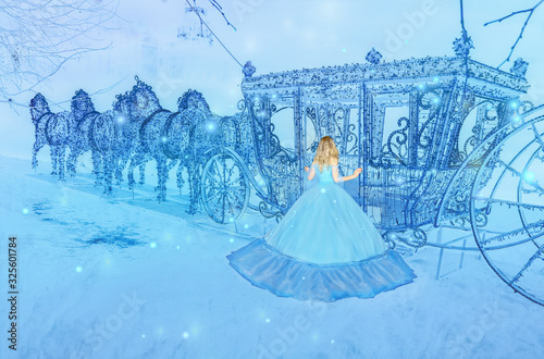 Fotografía Beautiful princess in blue long dress on the luminous blue carriage background