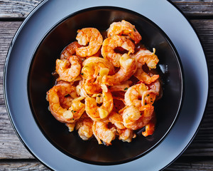 Poster - Shrimp scampi on a black plate, top view