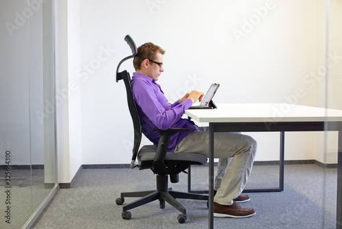 Fotografía incorrect sitting position at the office desk