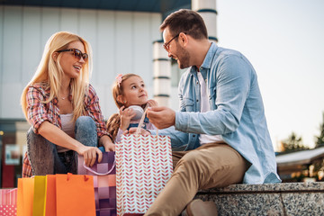 Wall Mural - Happy family with shopping bags