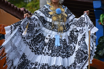 women in panamenian national dress