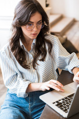 Poster - Attractive pensive young brunette woman