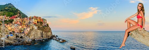 Photographie Europe travel attractive tourist girl in Manarola, Cinque Terre, italian summer vacation