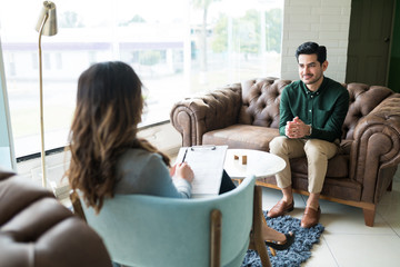 Male Professional Seeking Advice From Therapist At Office