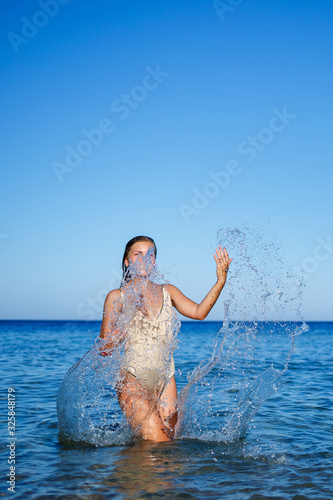 Fotografía Girl in light swimsuit to bathe in the blue water of the red sea