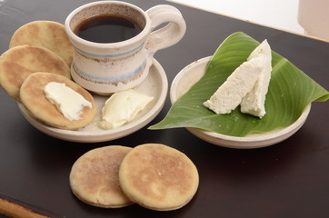 Wall Mural - arepa de trigo venezolana con queso cuajado y taza de café caliente