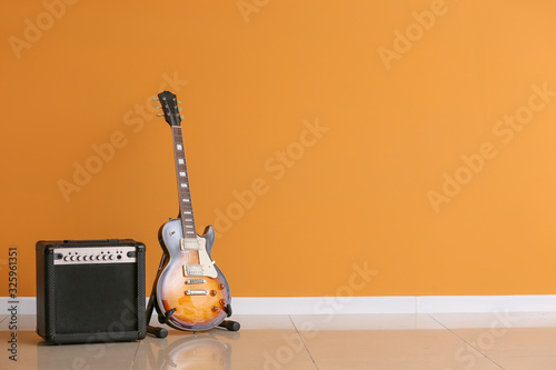 Cuadros en Lienzo Modern guitar and amplifier near color wall