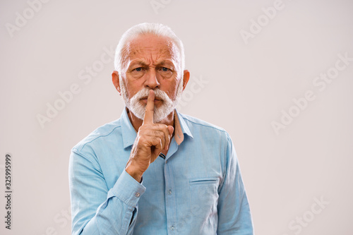 Fotomural Portrait of angry senior man who wants silence.
