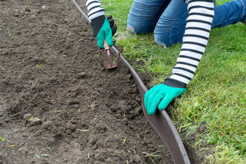 Create lawn edge in the garden