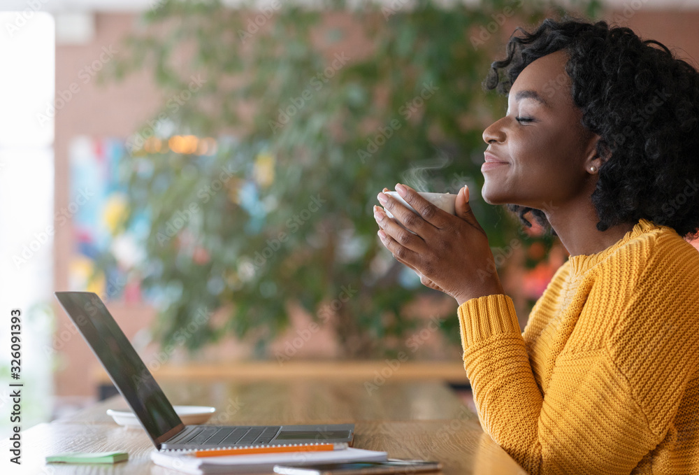 Side view of delighted black girl enjoying coffee at cafe - obrazy, fototapety, plakaty 