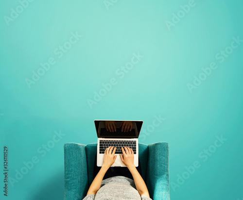 Fotomural Woman using a laptop computer overhead view