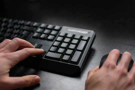 Dos manos utilizando un teclado y un ratón 