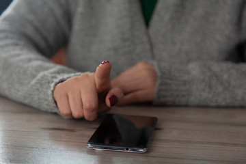 woman hand holding smart phone