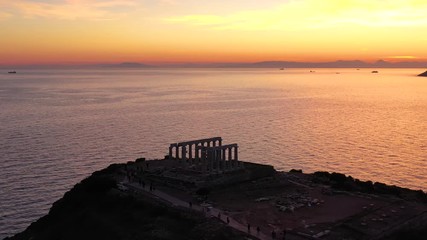 Wall Mural - Rundflug um den Tempel des Poseidon am Kap Sounion, am südlichen Attika bei Athen während eines dramatischen Sonnenunterganges