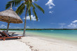 Sonnenliege und Sonnenschirm am Strand von Mauritius