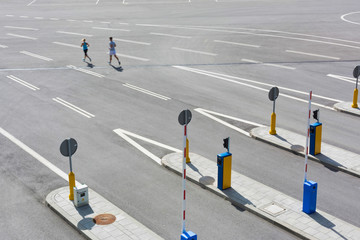 Young couple excersising in the middle of the city