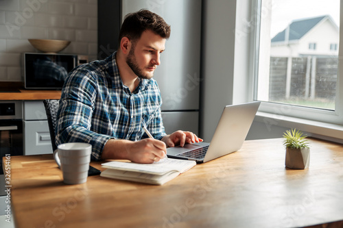 Fotografía Young male freelancer works from home