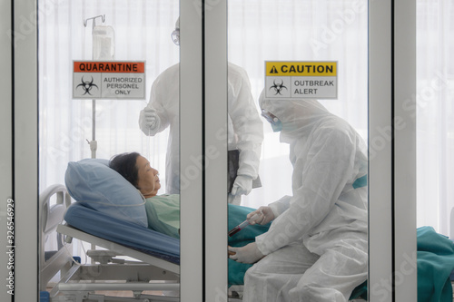 Cuadros en Lienzo coronavirus covid-19 infected patient on bed in quarantine room with quarantine