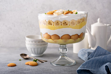 Wall Mural - Banana pudding trifle with vanilla wafers in a large digh glass