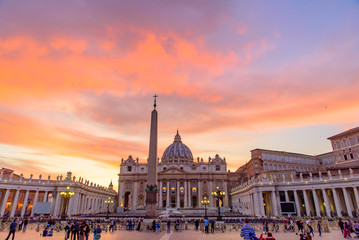 Wall Mural - Sunset view of St. Peter's Basilica in Vatican City, the largest church in the world