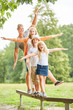 canvas print picture - Familie und Kinder machen eine Balance Übung
