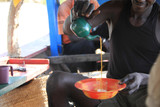 Fototapeta  - tradycyjne parzenie kawy w warunkach polowych w afryce