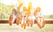 Familie und Kinder im Urlaub sitzen barfuß