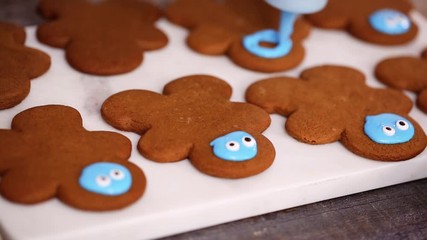 Poster - Step by step. Decorating gingerbread and sugar cookies with royal icing for Christmas.