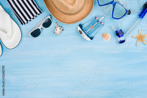 Cuadros en Lienzo Summer vacation concept with beach items on blue wooden background
