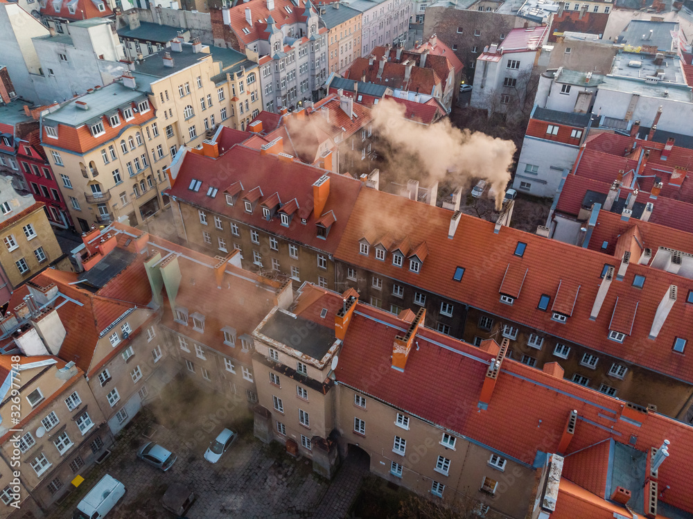 Dymy z kominów budynków mieszkalnych kolo Starego Rynku, Poznan - obrazy, fototapety, plakaty 