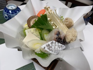 paper hotpot; hot pot dish cooked half-wrapped in paper 紙鍋