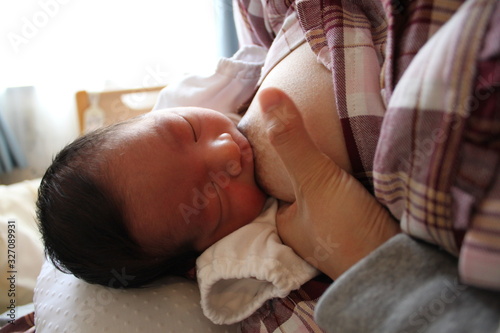 母乳を飲む赤ちゃん Stock Photo Adobe Stock 母乳を飲む赤ちゃん Stock Photo Adobe Stock