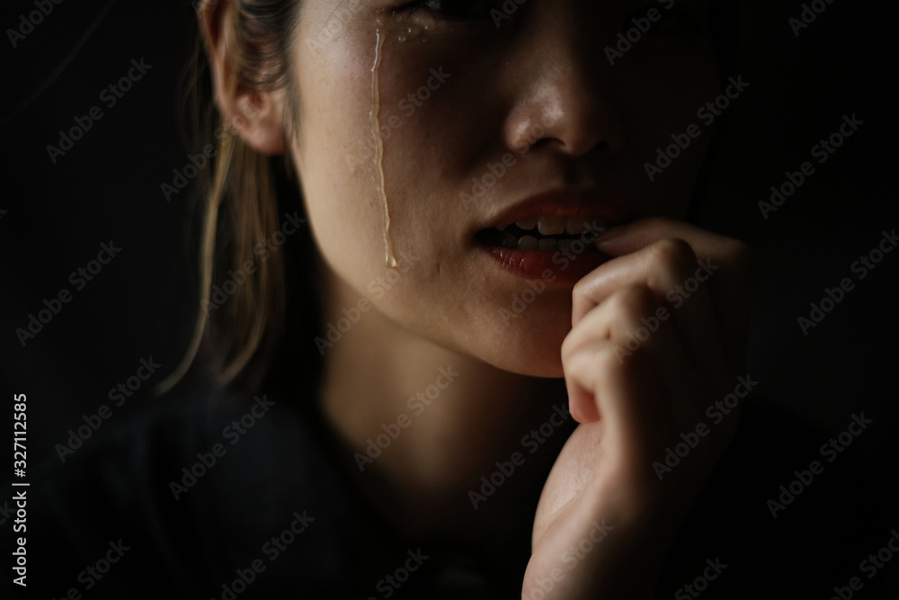 涙を流しながら爪を噛む女性 Stock Gamesageddon