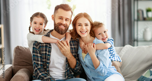Fotografía happy family mother father and kids at home on couch .