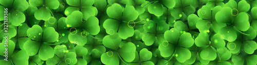 Photographie Vector horizontal border with green realistic shamrocks