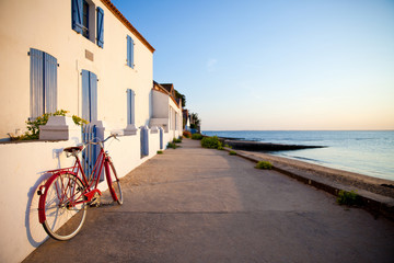 Wall Mural - Vélo rouge sur l'île de Noirmoutier en France. Paysage de plage.