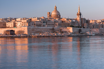 Fototapete - Valletta with Our Lady of Mount Carmel church and St. Paul's Anglican Pro-Cathedral at sunrise as seen from Sliema, Valletta, Malta