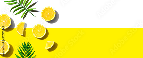Photographie Fresh yellow lemons overhead view - flat lay