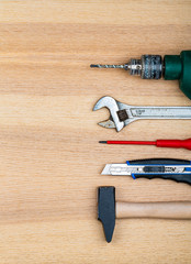 Outils de bricolage alignés sur une table en bois