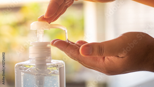 Fotomural Hand washing with alcohol gel to eliminate bacteria and viruses