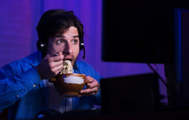 Aufkleber - Guy Eating Noodles Sitting At Computer At Home At Night