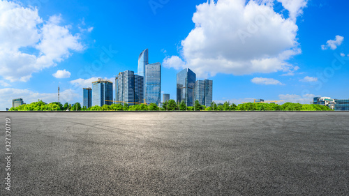 Cuadros en Lienzo Empty race track and beautiful city skyline with buildings in Suzhou,panoramic view