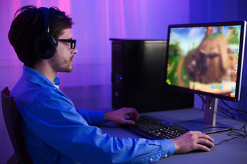 Aufkleber - Gamer Playing Games Sitting At PC At Home At Night